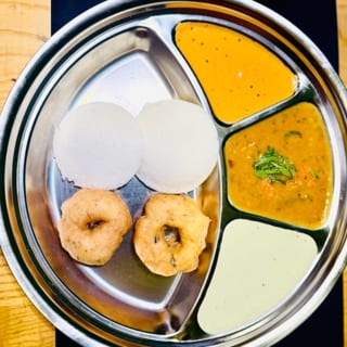 Idli & Vada Combo ( 2 pieces each)